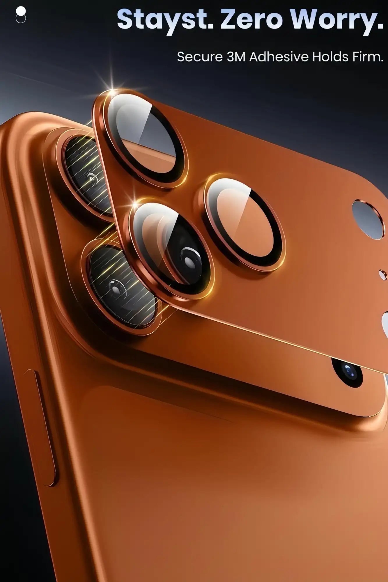 Protector de lente de cámara de color dorado con un acabado elegante y reflectante, y recortes circulares precisos para el sistema de triple lente del teléfono.
