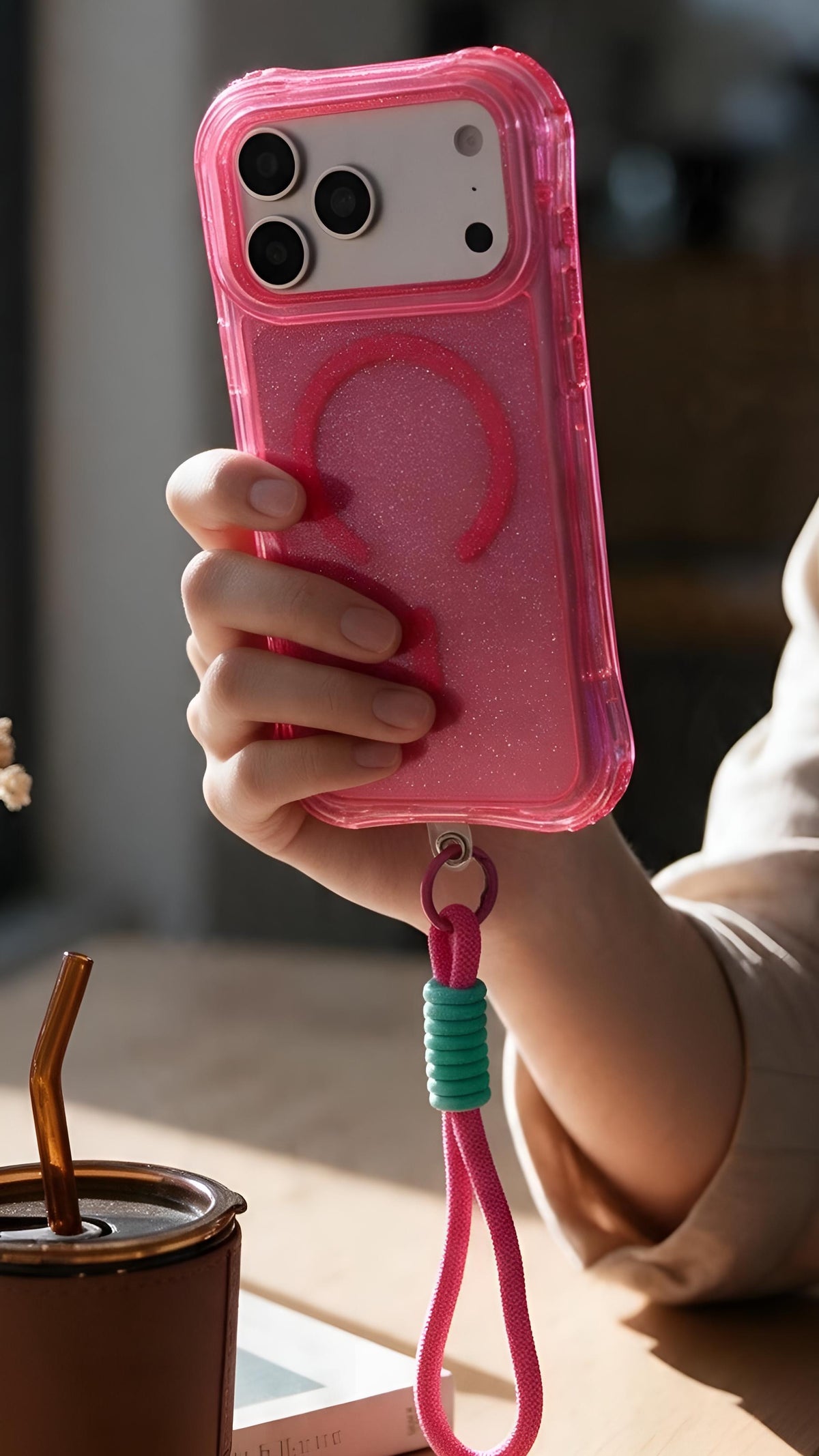 Pink SÚPER GLITTER CASE MAGSAFE – FUNDA DE USO RUDO CON CORREA