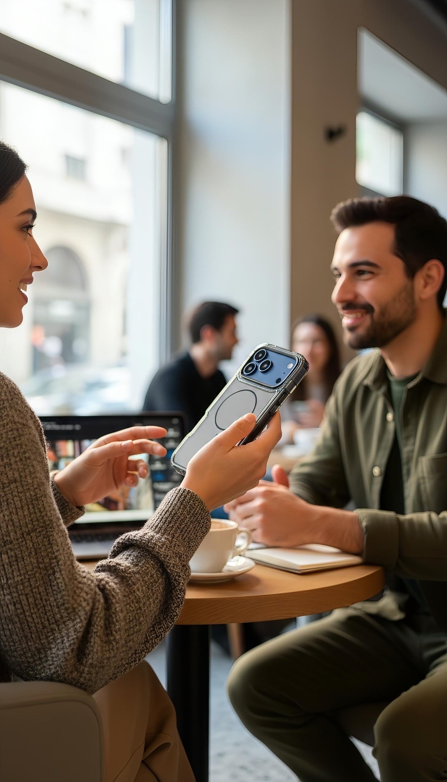 Black SUPER COLOR Funda para móvil con esquinas reforzadas y bordes elevados - Funda para iPhone