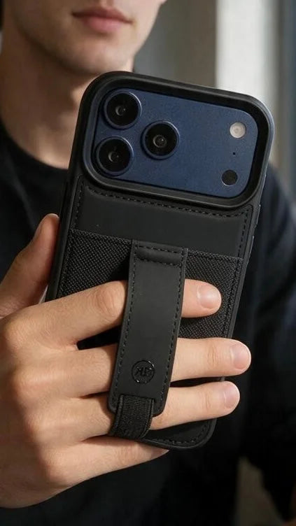 Black TRAVELLER CASE – FUNDA PARA IPHONE CON PORTATARJETAS Y AGARRADERA