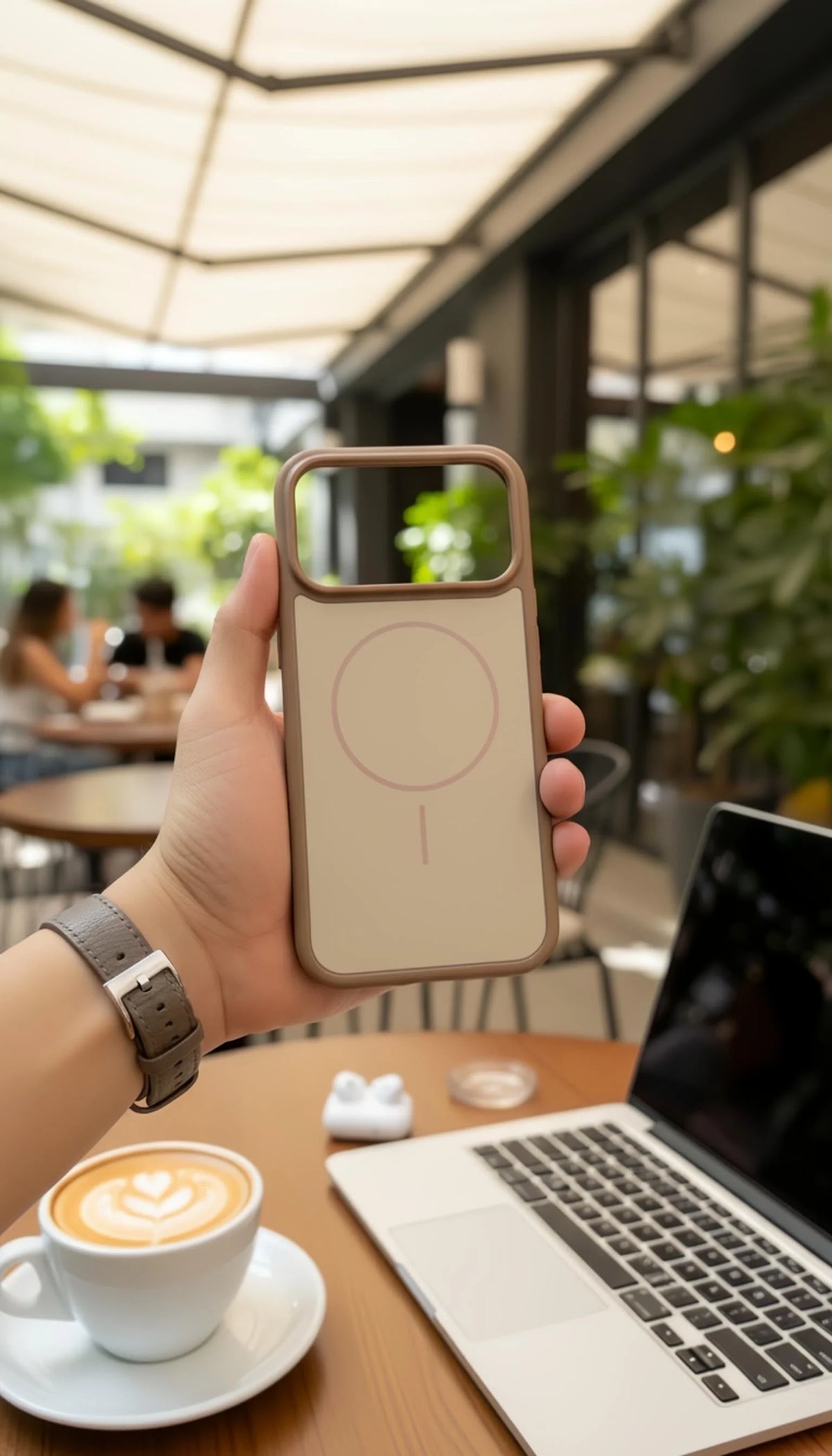 Funda para iphone color beige con marco café tan tacto sedoso material tipo silicón compatibilidad magsafe vista trasera