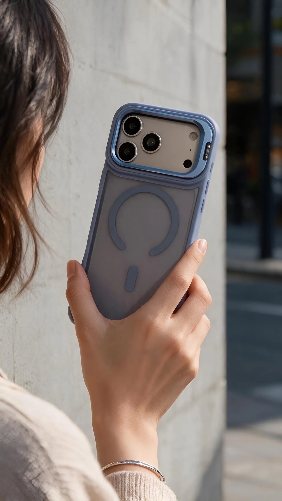 Parte trasera de funda celeste matte super armour con panel trasparente y anillo magsafe para iphone