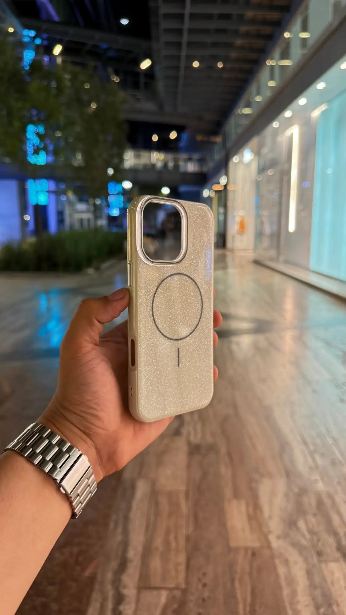 Una funda de teléfono beige brillante con un disco de carga magnética circular y recorte para la cámara.