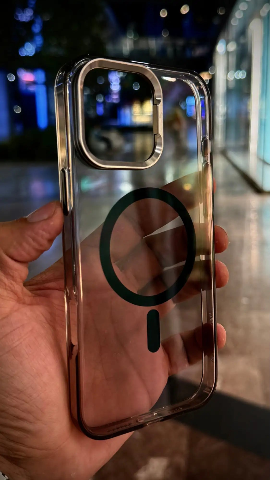 Funda de teléfono transparente con diseño de puerto de carga magnético y marco metálico.