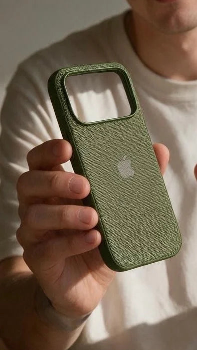 Vista trasera de funda tejida premium verde oliva para iphone con diseño tejido premium y compatibilidad magsafe