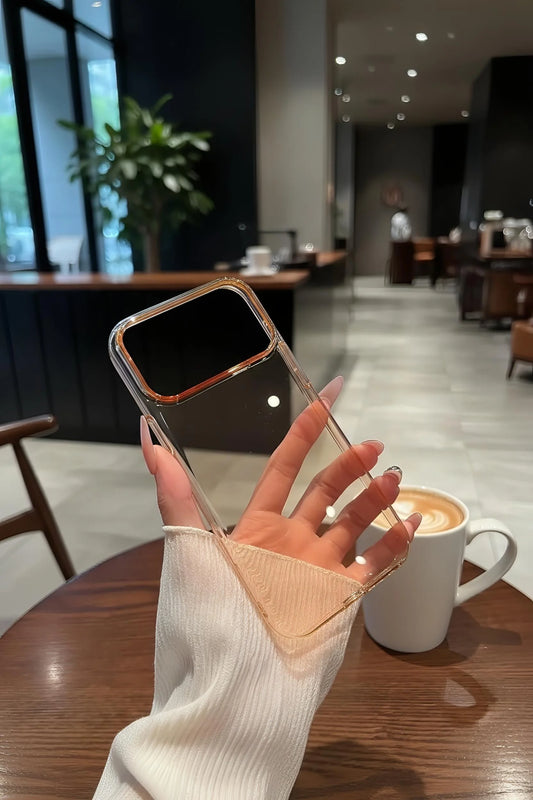 Funda ultra delgada transparente con marco dorado y acabado brilloso diseño original para smartphone moderno vista trasera