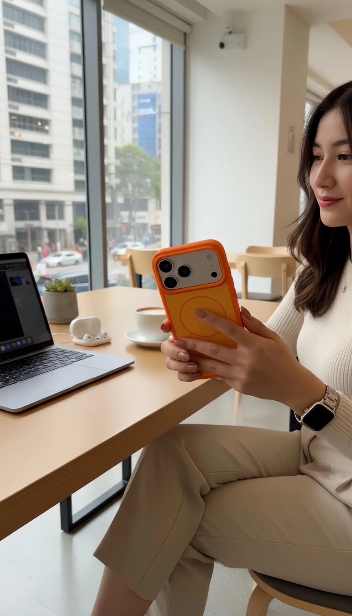 Imagen del reverso de funda naranja de silicón con diseño circular y compatibilidad magsafe para iPhone tacto sedoso