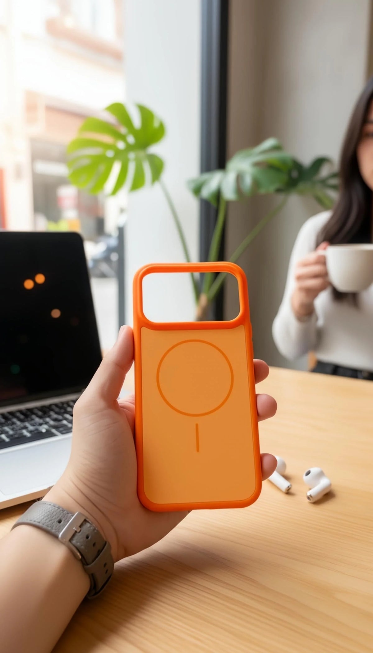 Parte trasera de funda para iphone color naranja material tipo silicón tacto sedoso con compatibilidad magsafe y simbolo magnetico de carga