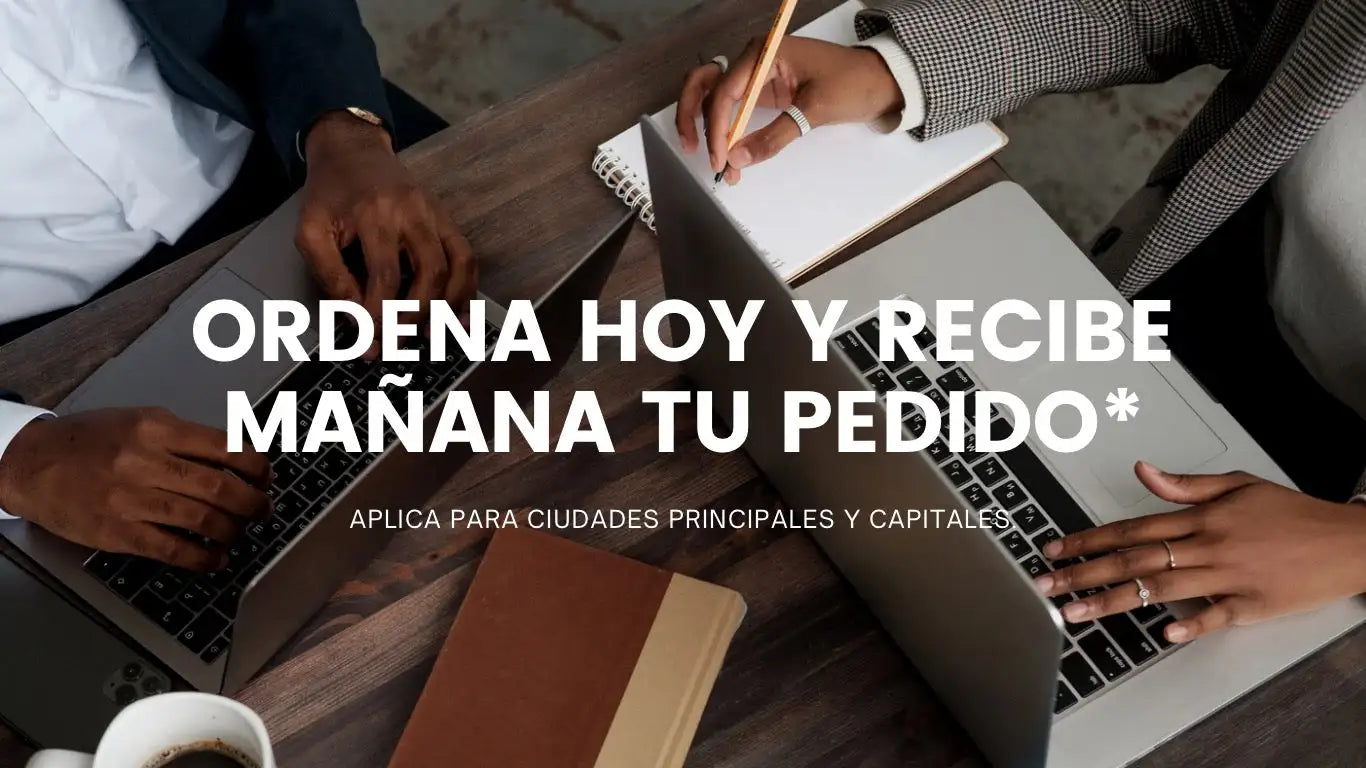 Portátil plateado con un diseño elegante y minimalista, y teclado retroiluminado.