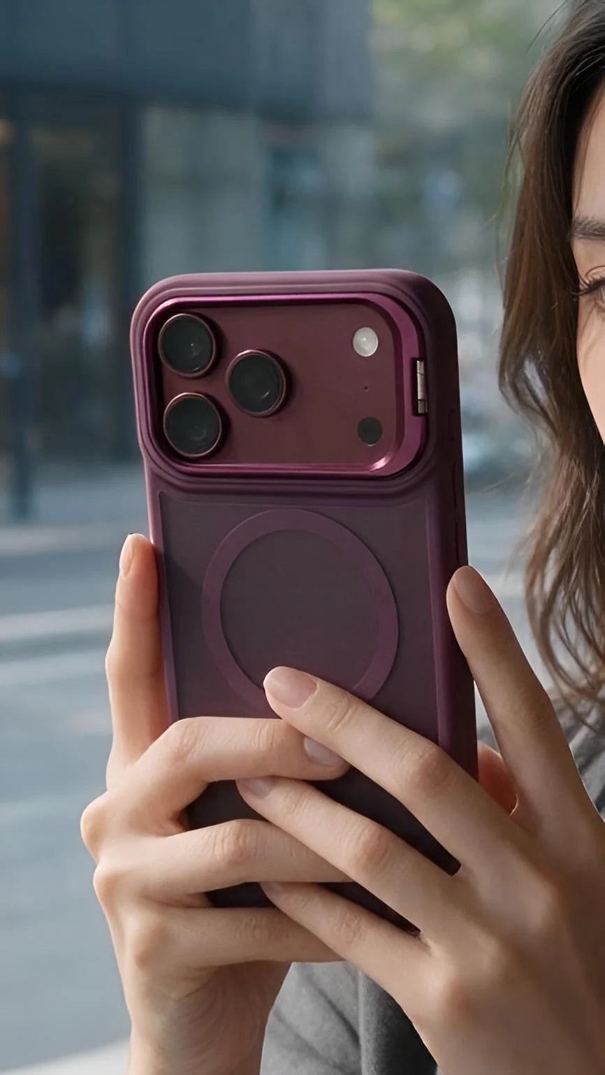 Vista trasera de funda super armour wine matte super púrpura con bordes elevados y carga magnética para iphone